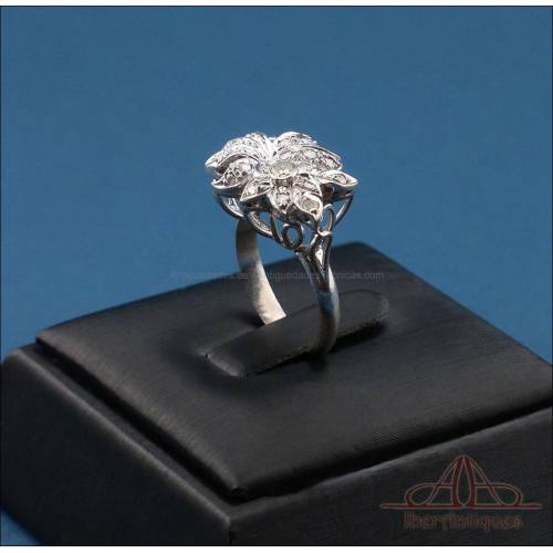 Anillo vintage en forma de flor en oro blanco 18K con diamantes naturales