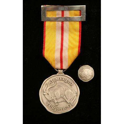 Medalla y Miniatura al Mérito Turístico, Categoría Plata. Plata Maciza. Con Diploma de Concesión.
