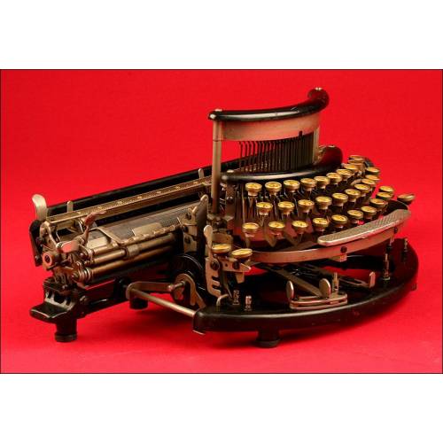 Rara Máquina de Escribir Imperial Modelo B, Fabricada en 1915. Teclado Curvo Intercambiable y Carro de Gran Tamaño