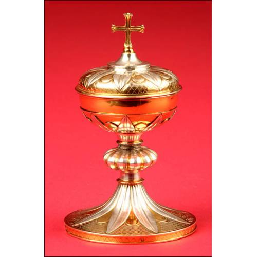 Small French Ciborium in gilded solid silver and silver in its color. France, 1866