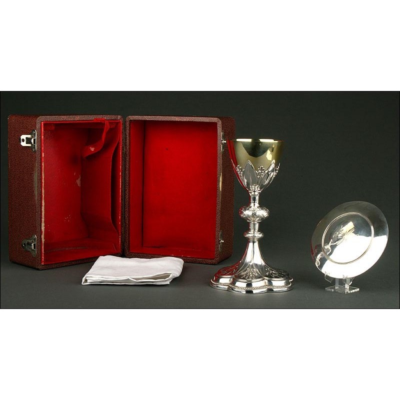 Set of French Chalice and Silver Paten, 1900. Contrasted and in its original case