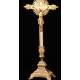 Crucifijo de Pie de Latón Dorado Original del Siglo XIX. Fabricado en Francia. En Excelente Estado