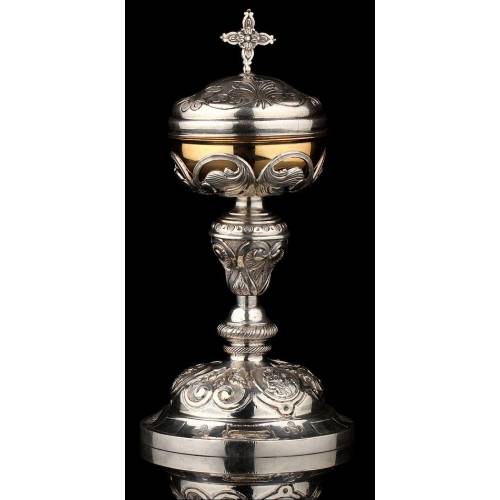 Beautiful French Ciborium in Solid Silver Gilt and metal foot. XIX Century