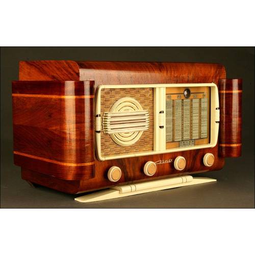 French Radio Mahogany Veneered. Years 30 of S. XX. Working perfectly at 220 V