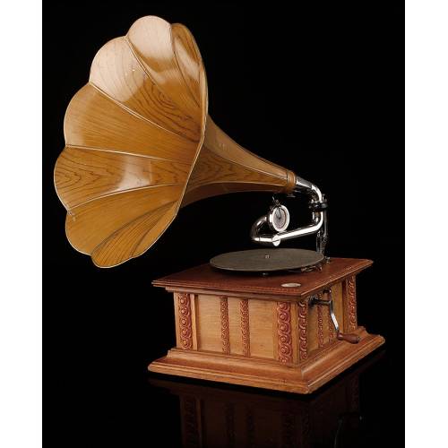 Imponente Gramófono de Trompeta His Masters Voice. Magnífico Diseño. Inglaterra, 1900