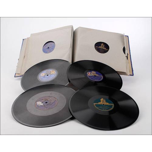 Album with 12 gramophone records. 78 rpm. Varied subject matter. Original vintage album.