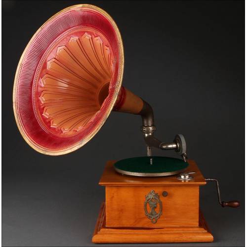 Beautiful horn gramophone made in 1915. In very good condition and working.