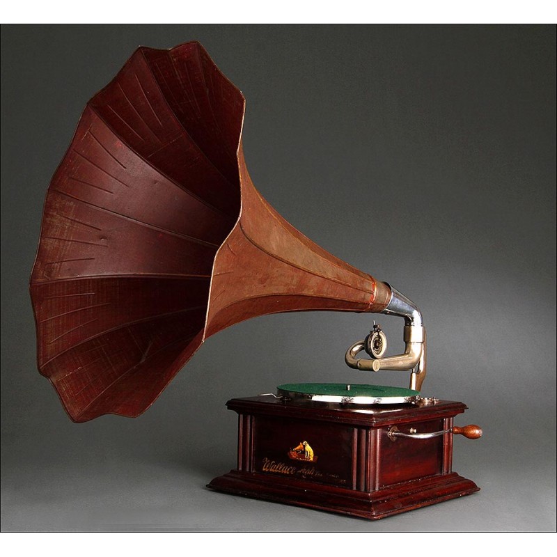horn gramophone, ca. 1910.