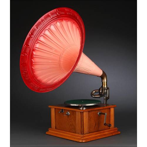 Spectacular horn gramophone from 1904. Totally restored. It works wonderfully.