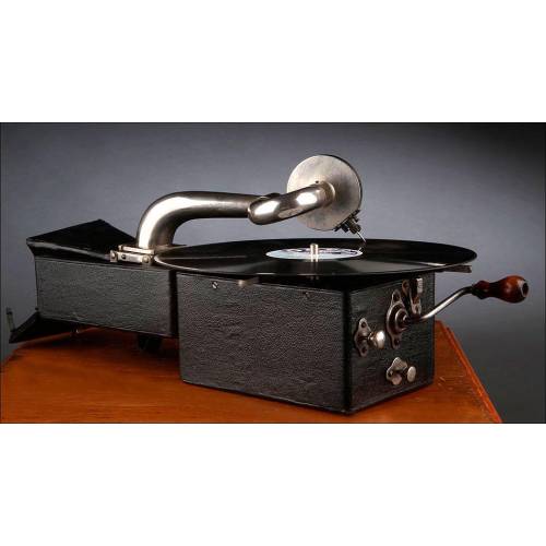 Encantador gramófono portátil Peter Pan, fabricado en Inglaterra en los Años 20. Funcionando.