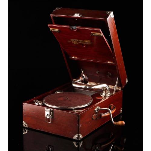 Beautiful Primaphone Suitcase Gramophone in Working Condition. Switzerland, Ca. 1929