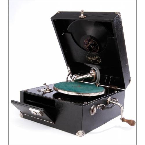 Majestrola Suitcase Gramophone in excellent working order. Germany, 1930's.