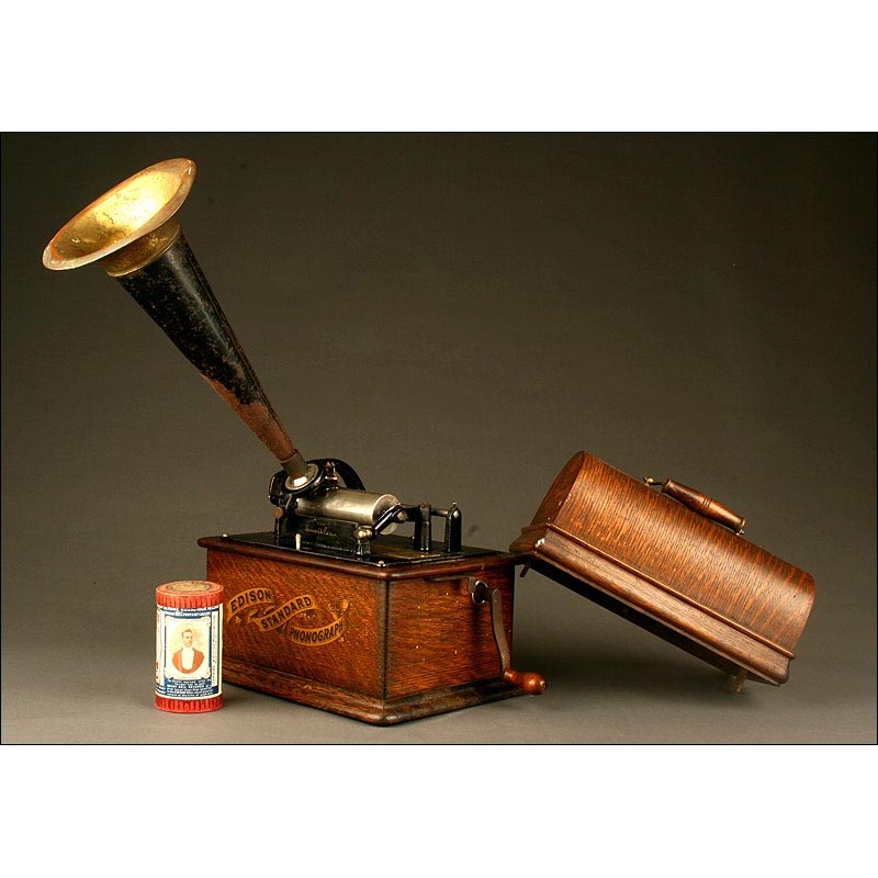 Edison Standard Phonograph for 2 and 4 Minute Cylinders. Circa 1900. Original horn.