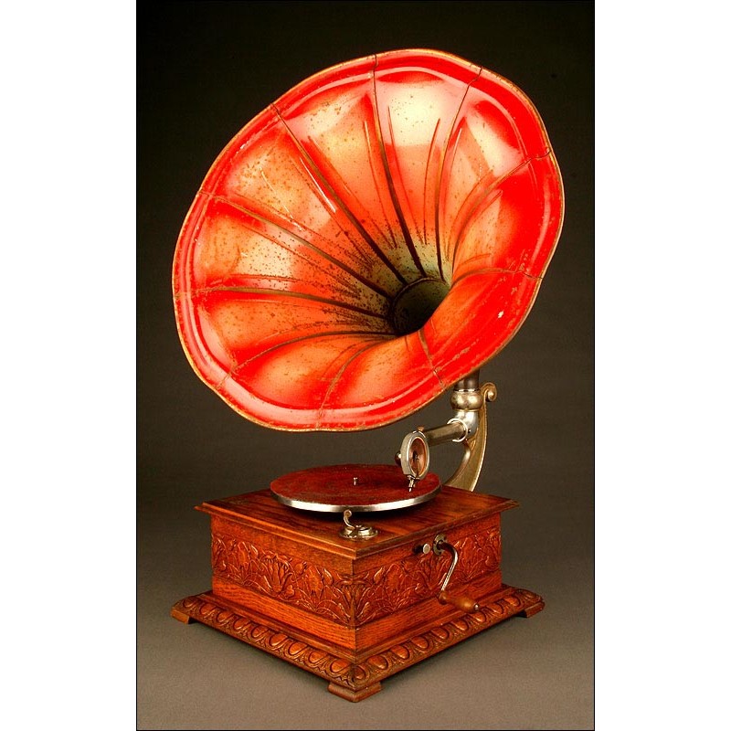 Decorative Opera Gramophone from 1910-1920. In superb working condition.