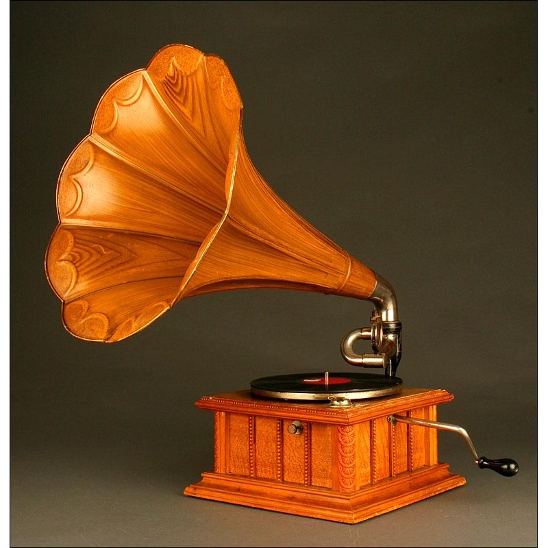 Rare German Parlophone Gramophone, 1910. With horn imitating wood.