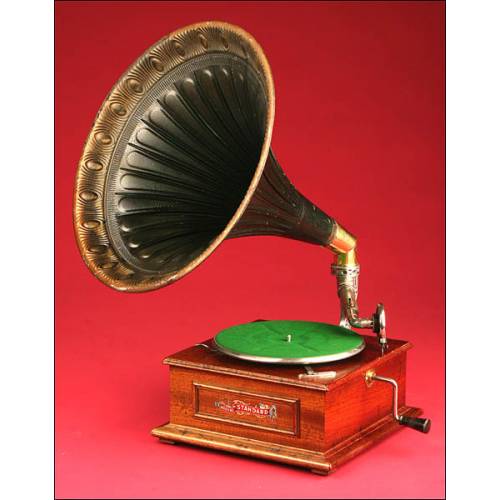 Beautiful Royal Standard Horn Gramophone. Early 20th century.