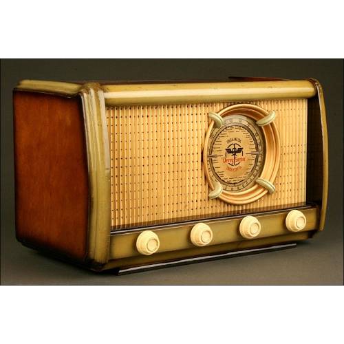 Beautiful Spanish Radio Beltran Brand, 40's. In good condition and working at 125V.