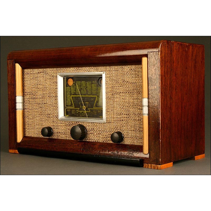 Elegante Radio Francesa de Vávulas Francq Pau. Años 40. Funciona a 220 V