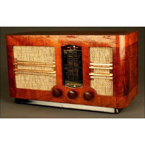 Elegant French Valve Radio L.M.T., from the 40's. With 'Magic Eye'. 220 V