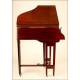 Extraordinariamente raro Gramófono Columbia con Forma de Piano. Años 30. Madera de Caoba