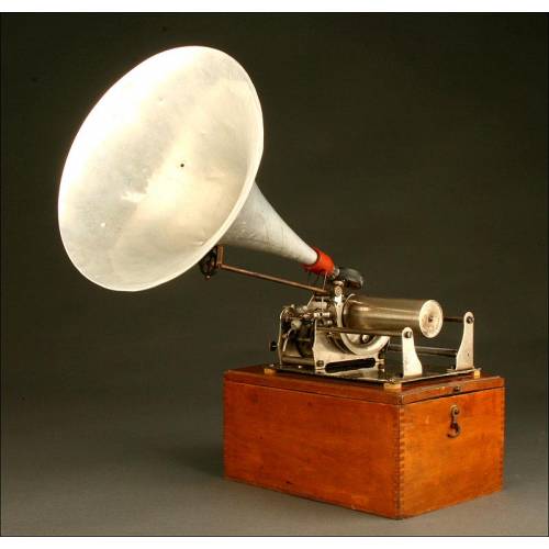 Antique Pathé Phonograph from 1915. Well preserved and with excellent sound.