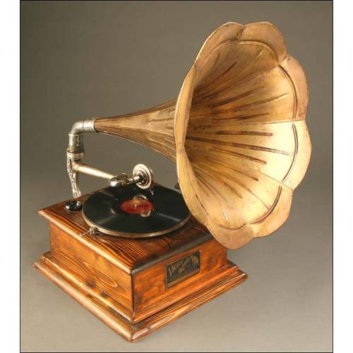 Antique horn gramophone. Circa 1915