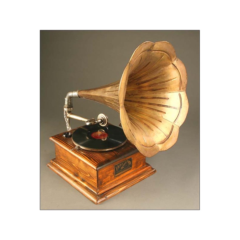 Antique horn gramophone. Circa 1915