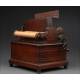 Precioso Organillo Clariola de Caoba, Fabricado en Norteamérica Circa 1890. Funciona Muy Bien
