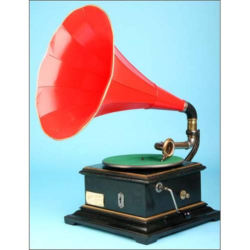 Phot-O-Phone horn gramophone. Circa 1915