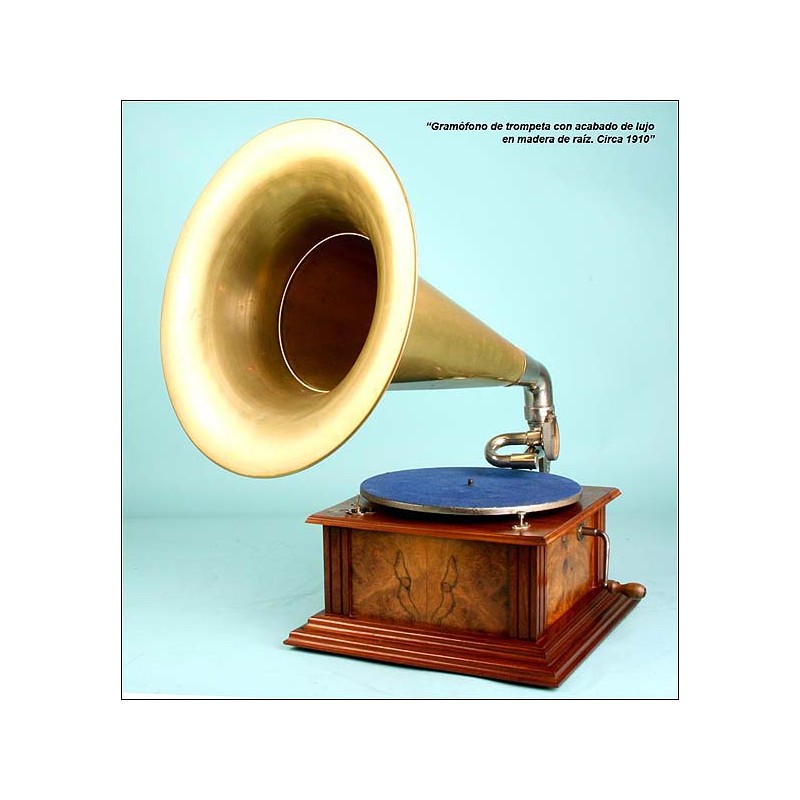 Antique brass horn gramophone. Deluxe finish. C.1910