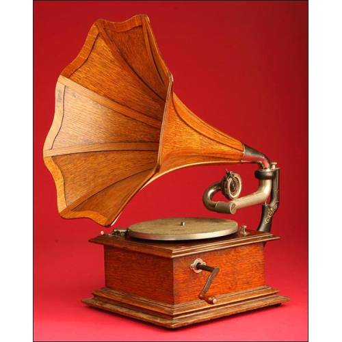 Victor I (HMV) Gramophone with Wooden Trumpet, ca. 1905.