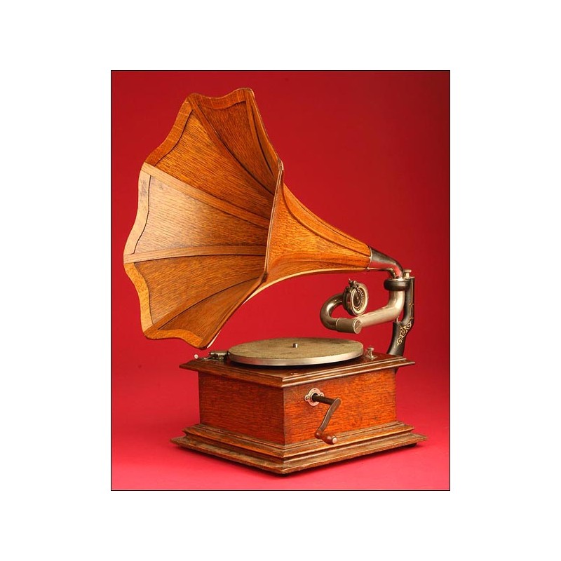 Victor I (HMV) Gramophone with Wooden Trumpet, ca. 1905.