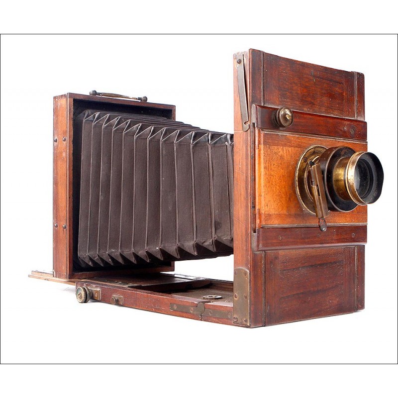 Magnificent Antique Field Camera in Working Condition. Circa 1890