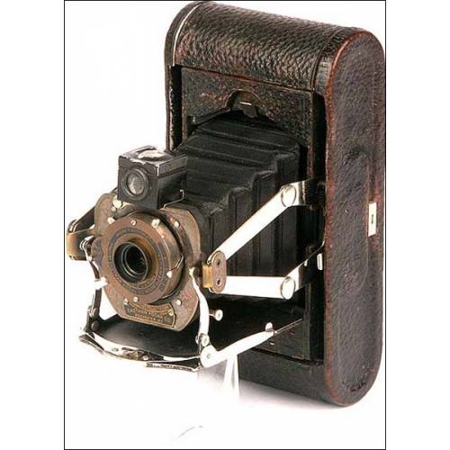 Antigua cámara de fuelle Kodak en estado de disparo.
