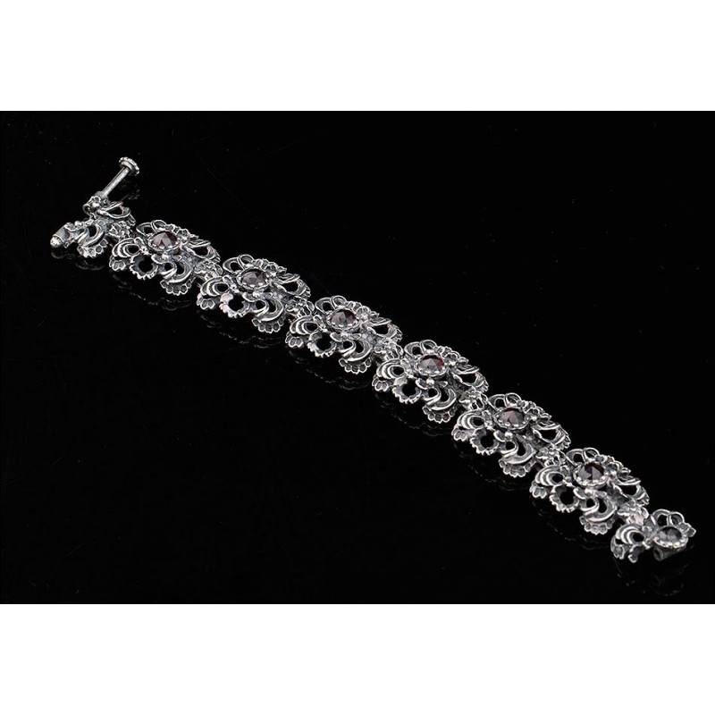 Bella Pulsera Antigua de Plata Maciza y Granates. Centroeuropa, Circa 1900