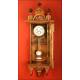 Fantástico Reloj de Pared Tallado a Mano en Madera de Ciprés. Siglo XIX
