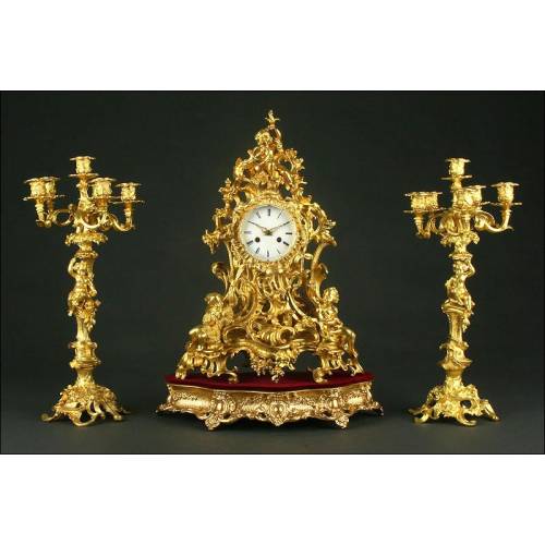 Gran Reloj Monumental Francés con Pareja de Candelabros de Bronce, Ca. 1.820. Funciona Perfectamente