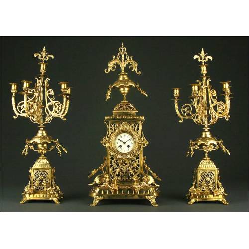 Large French Mantel Clock with Candelabra, 19th Century. Made in Bronze