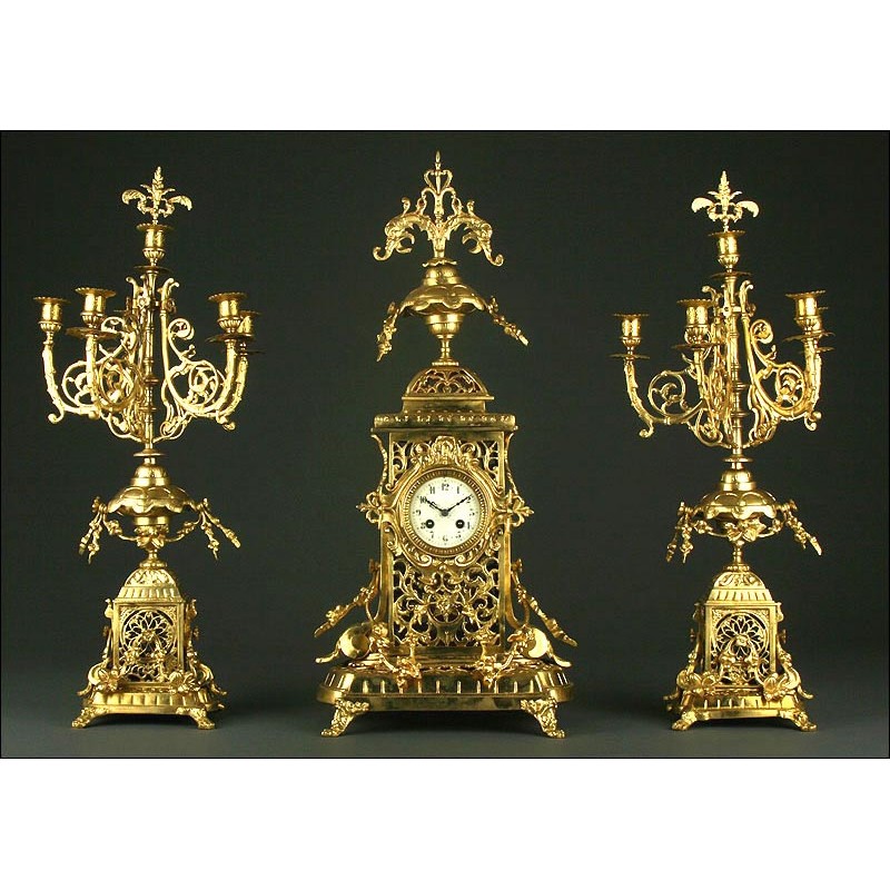 Gran Reloj de Sobremesa Francés con Candelabros, S. XIX. Realizado en Bronce