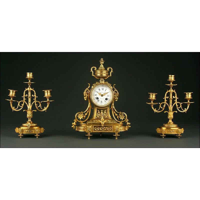 Reloj de Sobremesa Francés con Candelabros, Circa 1.870. Firmado y Funcionando