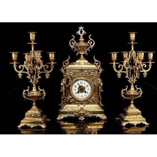 Reloj de Sobremesa con Candelabros en Bronce . Francia, Circa 1870. En Perfecto Estado de Funcionamiento