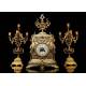 Reloj de Sobremesa con Candelabros en Bronce . Francia, Circa 1870. En Perfecto Estado de Funcionamiento