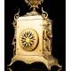 Reloj de Sobremesa con Candelabros en Bronce . Francia, Circa 1870. En Perfecto Estado de Funcionamiento