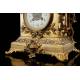 Reloj de Sobremesa con Candelabros en Bronce . Francia, Circa 1870. En Perfecto Estado de Funcionamiento