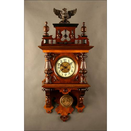 Reloj de Pared en Madera de Nogal Tallada, Ca. 1890. En Perfecto Estado de Funcionamiento