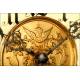 Reloj de Pared en Madera de Nogal Tallada, Ca. 1890. En Perfecto Estado de Funcionamiento