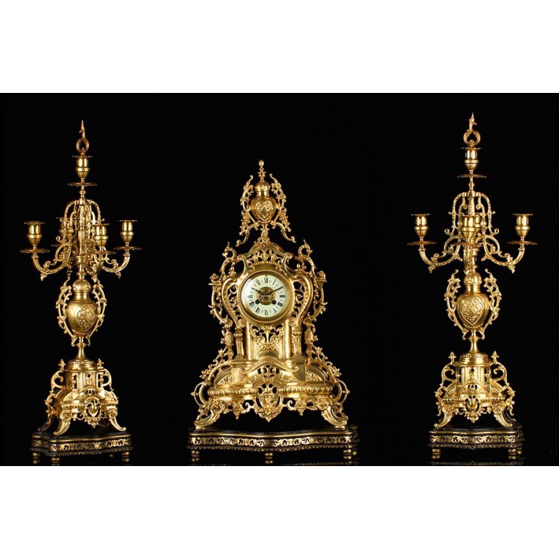 Precioso Reloj de Sobremesa con Candelabros en Bronce. Francia, Siglo XIX