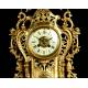 Precioso Reloj de Sobremesa con Candelabros en Bronce. Francia, Siglo XIX
