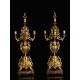 Precioso Reloj de Sobremesa con Candelabros en Bronce. Francia, Siglo XIX