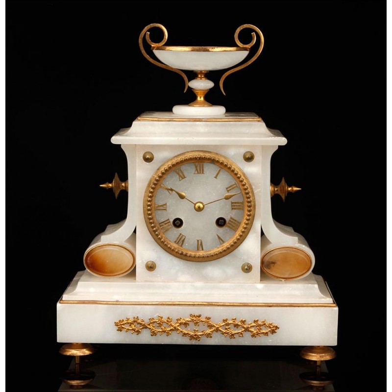 Elegante Reloj de Sobremesa Antiguo con Caja de Alabastro. Francia, Siglo XIX